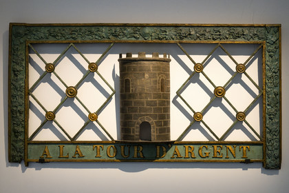 France, Paris (75), quartier du Marais, Musée Carnavalet, salle des enseignes de Paris, la Tour d'argent, enseigne d'un marchand de vin anciennement place de la Bastille