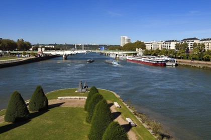 France, Seine-Maritime (76), Rouen, péniche sur la Seine et le Pont Boieldieu depuis le Pont Pierre Corneille