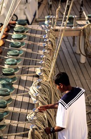 Caraïbes, le 5 mâts SPV Royal Clipper, marin au travail sur le pont