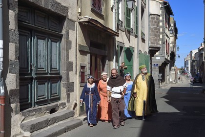 France, Puy-de-Dôme (63), Clermont-Ferrand, quartier de Montferrand, rue de la Rodade, membres de l'association Il était une fois Montferrand en costumes médiévaux