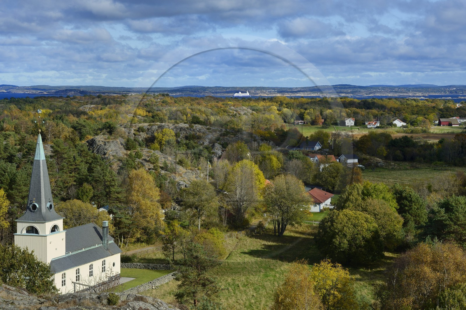 Suède, Västra Götaland, Iles Koster, Sydkoster, l'église de l'ile vue du rocher de Valfjäll, ferry en provenance de Stromstad et la côte du continent en arrière plan