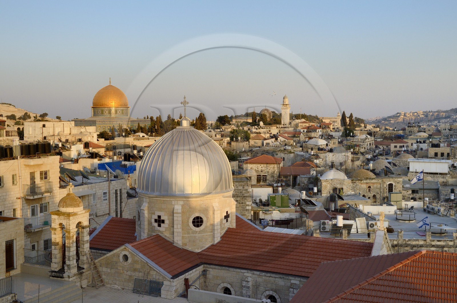 Israel, Jérusalem, ville sainte, vieille-ville classée Patrimoine Mondial de l'UNESCO, les toits du quartier musulman,  l'église Notre-Dame du Spasme et le Dome du Rocher en arrière plan