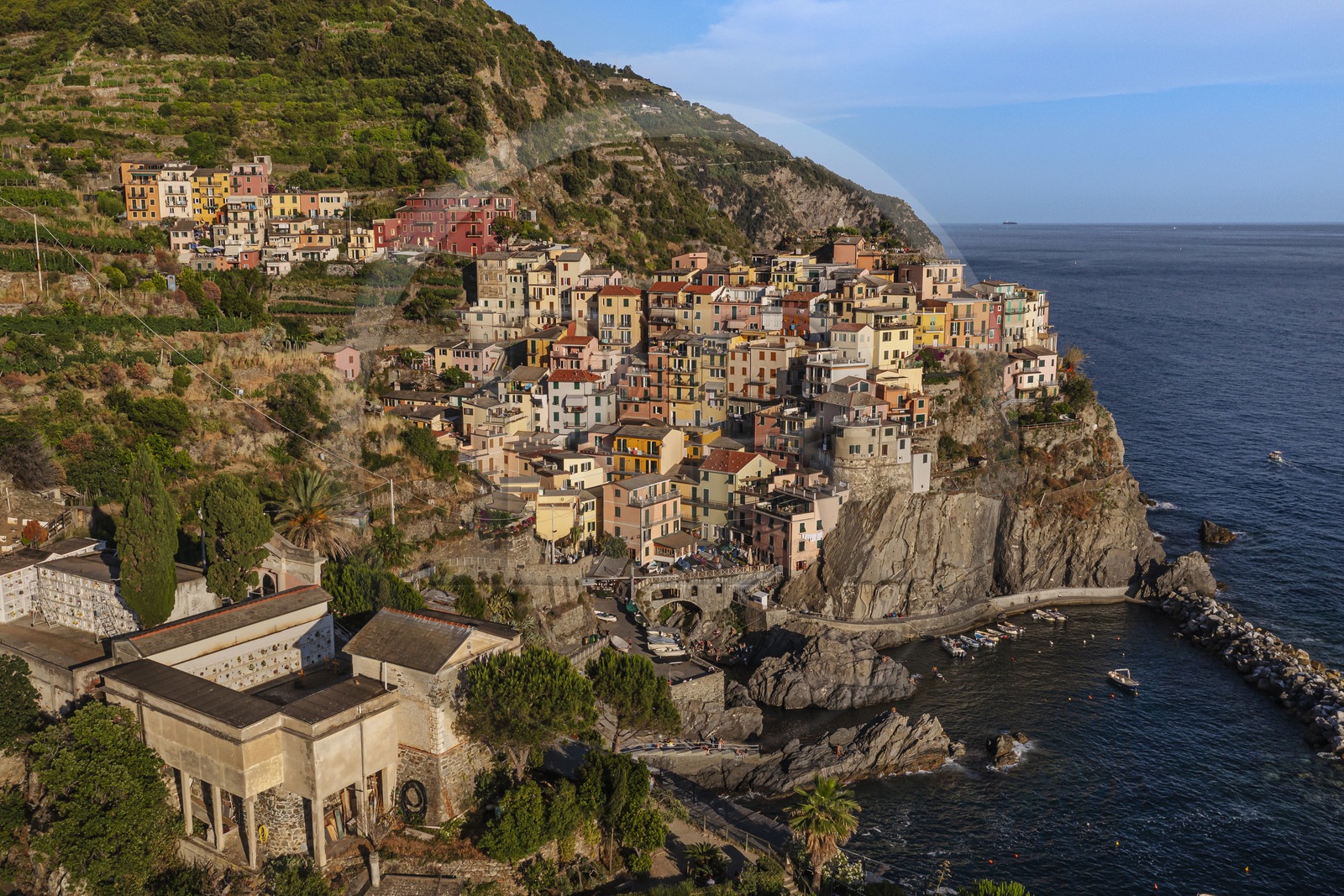 Italie, Ligurie, Cinque Terre, parc national des Cinque Terre classé Patrimoine Mondial de l'UNESCO, village de Manarola et son port (vue aérienne)