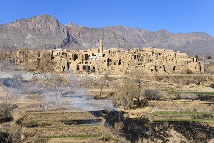 Iran, Province de Yazd, en bordure du désert du Dasht-e Kavir, le vieux village de Kharanaq avec ses maisons en briques de terre crue (adobe) surplombant la vallée Andjir