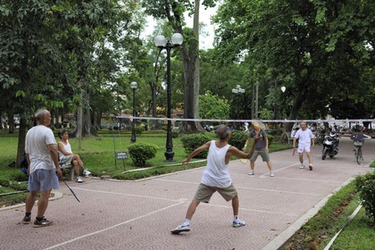 Vietnam, Hanoï, quartier de Hung Vuong, jeu de badmington près du Palais Présidentiel