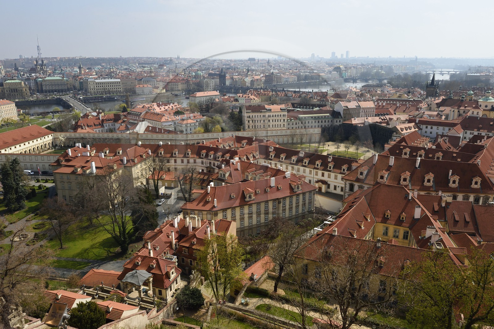 République Tchèque, Prague, quartier de Mala Strana et Kampa avec le petit jardin Furstenberg en premier plan, le Pont Charles et la rivière Vltava en arrière plan