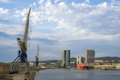France, Bouches-du-Rhône (13), Marseille, Zone Euroméditerranée, Grand Port Maritime, les élégantes grues de la digue du large, la tour CMA CGM et tour La Marseillaise en arrière plan