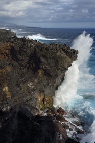 France, Ile de la Reunion, L'Etang Salé les Bains, la côte entre Le Gouffre et l'Etang du Gol, roches noires basaltiques d'origine volcanique tourmentées par l'océan