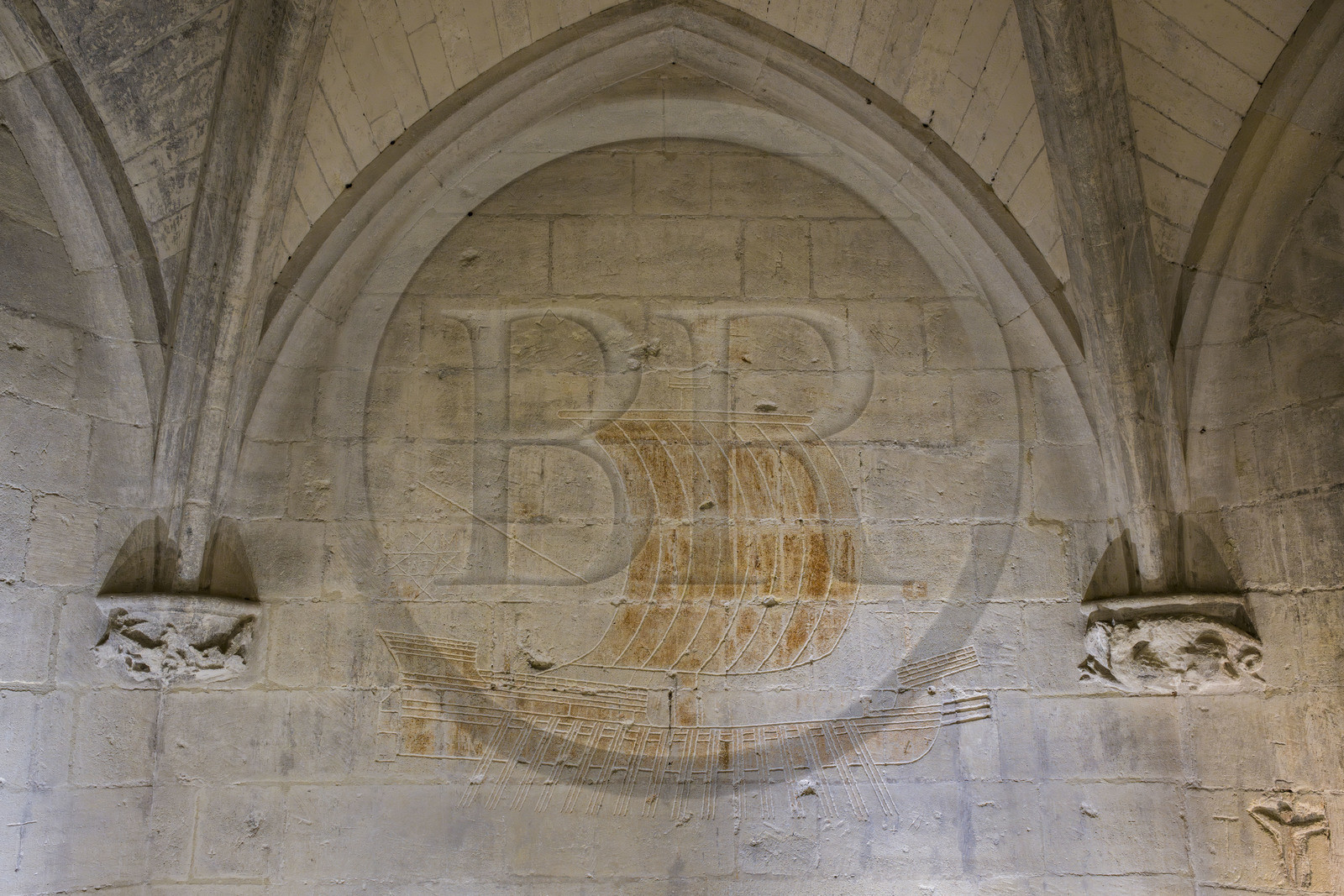 France, Bouches-du-Rhône (13), Tarascon, le chateau du roi René datant du XVe siècle, graffiti et ex-voto du prisonnier catalan, gravés par un prisonnier de René Ier vers 1480, dont des navires longs, galères de marchandises, brigantins, galiotes, galères de combats ou fustes mais aussi des navires ronds, cocas catalanes, nefs ibériques et caraques provençales, qui rappellent les caravelles utilisées par Christophe Colomb, ici une galères de combats France, Bouches-du-Rhône (13), Tarascon, le chateau du roi René datant du XVe siècle, graffiti et ex-voto du prisonnier catalan, gravés par un prisonnier de René Ier vers 1480, dont des navires longs, galères de marchandises, brigantins, galiotes, galères de combats ou fustes mais aussi des navires ronds, cocas catalanes, nefs ibériques et caraques provençales, qui rappellent les caravelles utilisées par Christophe Colomb, ici une galères de combats