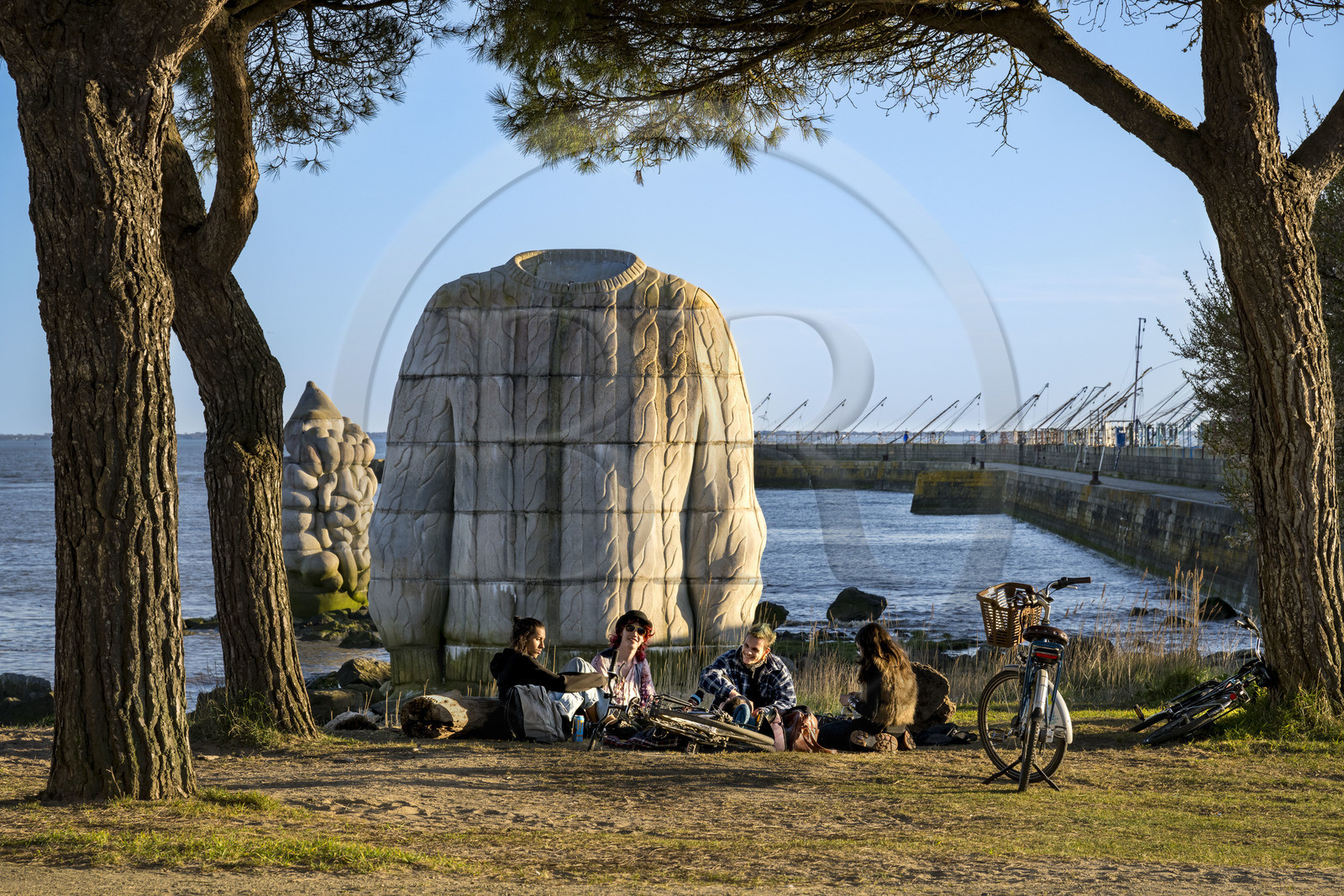 France, Loire-Atlantique (44), Estuaire de la Loire, Saint-Nazaire, collection d'art contemporain à ciel ouvert Estuaire, groupe de jeunes gens devant une des trois sculptures monumentales en béton Le pied, le pull et le système digestif réalisée par les artistes Daniel Bewar et Gregory Gicquel en bordure du Quai de la Jetée France, Loire-Atlantique (44), Estuaire de la Loire, Saint-Nazaire, collection d'art contemporain à ciel ouvert Estuaire, groupe de jeunes gens devant une des trois sculptures monumentales en béton Le pied, le pull et le système digestif réalisée par les artistes Daniel Bewar et Gregory Gicquel en bordure du Quai de la Jetée