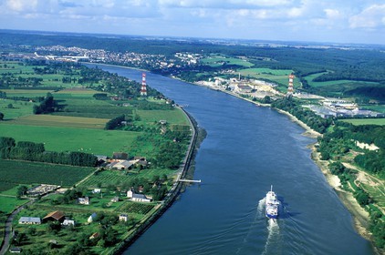France, Seine-Maritime (76), cargo descendant la Seine vers Brotonne, (vue aérienne)