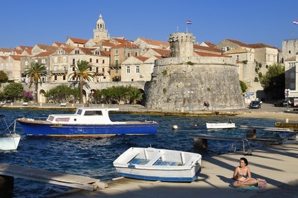 Croatie, Dalmatie, cote dalmate, Ile de Korcula, ville de Korcula, tour de défense sur le port