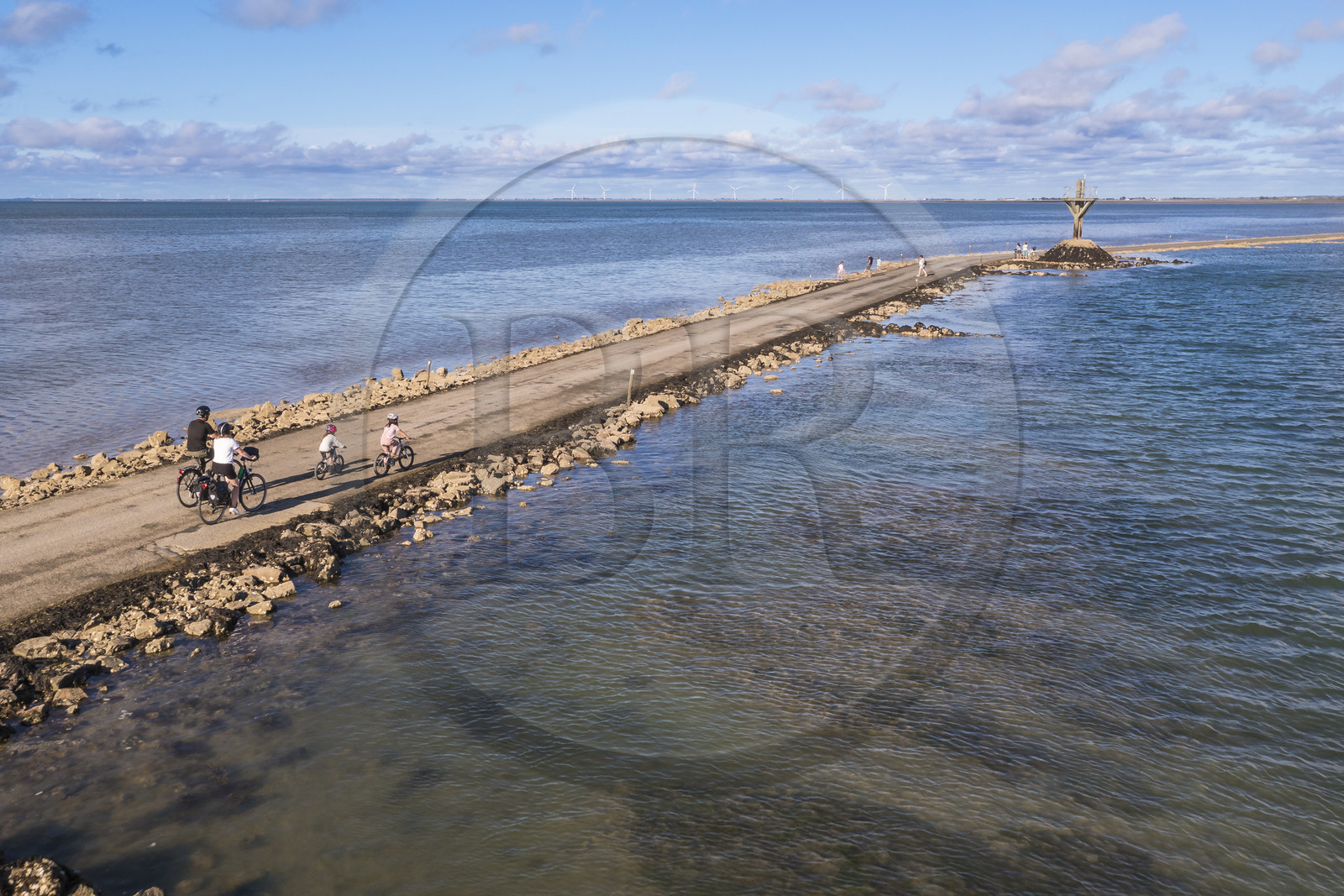 France, Vendée (85), île de Noirmoutier, Barbatre, cyclistes sur le passage du Gois à marée montante, chaussée submersible qui relie l'île au continent à marrée basse (vue aérienne)