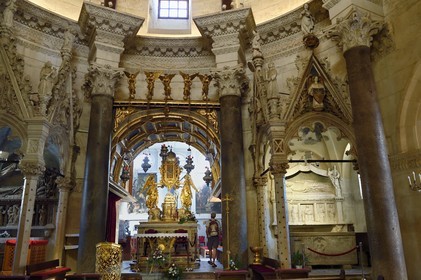 Croatie, Dalmatie, cote dalmate, Split, vieille ville romaine classée Patrimoine Mondial de l'UNESCO, palais de Dioclétien, la cathédrale Saint-Domnius construite dans l'ancien mausolée de l'empereur romain Dioclétien, le Maitre-autel
