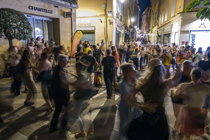 France, Bouches-du-Rhône (13), Aix en Provence, dans les rue de la vieille ville lors de la fête de la musique