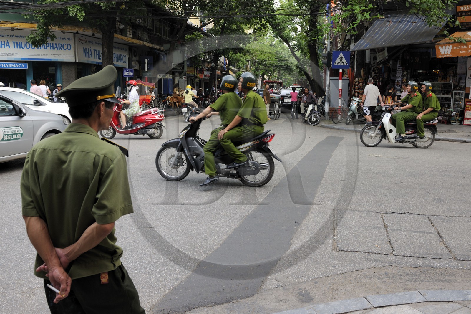 Vietnam, Hanoï, policiers à moto dans la vieille ville