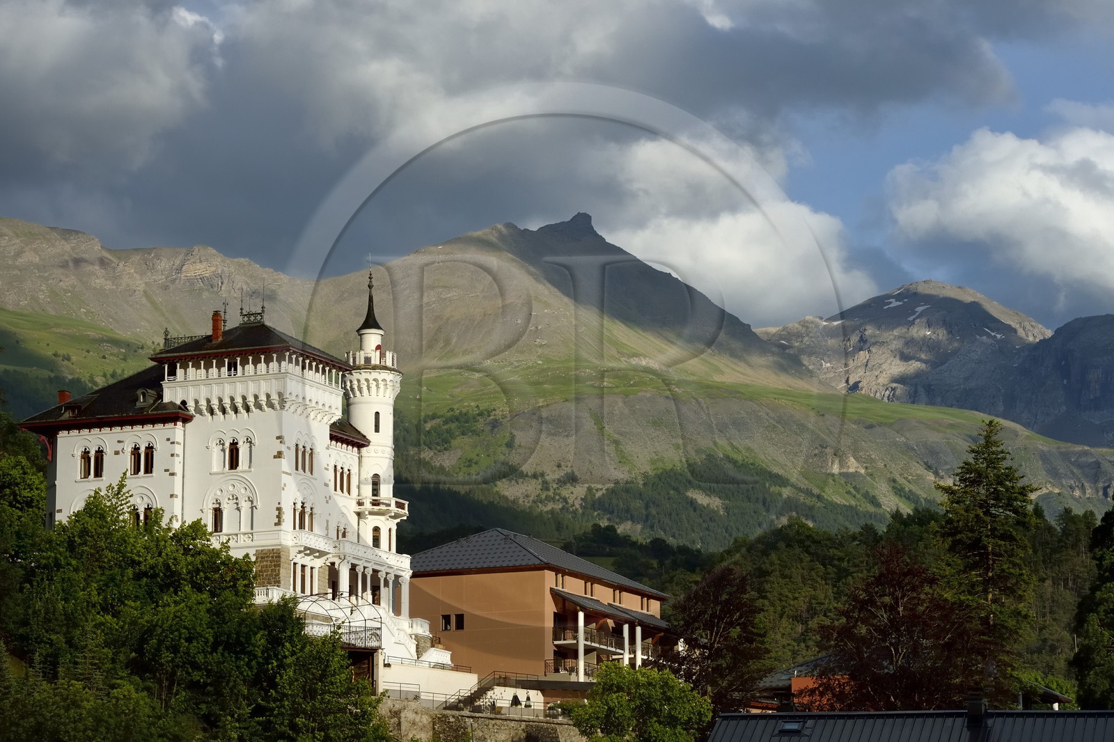 France, Alpes-de-Haute-Provence (04), vallée de l'Ubaye, Jausiers, Villa mexicaine connue sous le nom de chateau des Magnans, fantaisie néogothique inspiré par les palais de Louis II de Bavière, célèbre la réussite au Mexique de Louis Fortoul