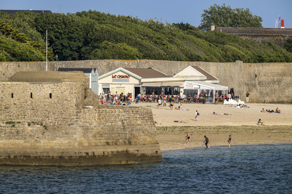 France, Morbihan (56), Port-Louis, la Grande Plage de Port-Louis au pied des remparts