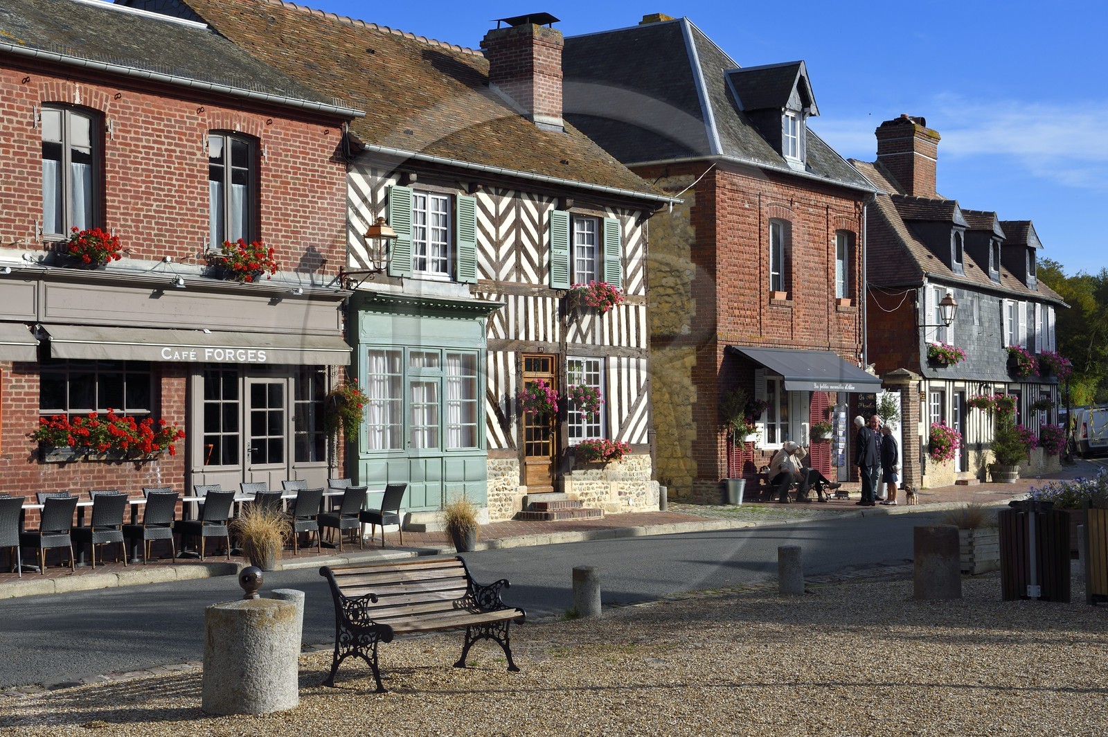 France, Calvados (14), Pays d' Auge, Beuvron-en-Auge, labellisé Les Plus Beaux Villages de France, maisons à pans de bois dans la rue principale France, Calvados (14), Pays d' Auge, Beuvron-en-Auge, labellisé Les Plus Beaux Villages de France, maisons à pans de bois dans la rue principale