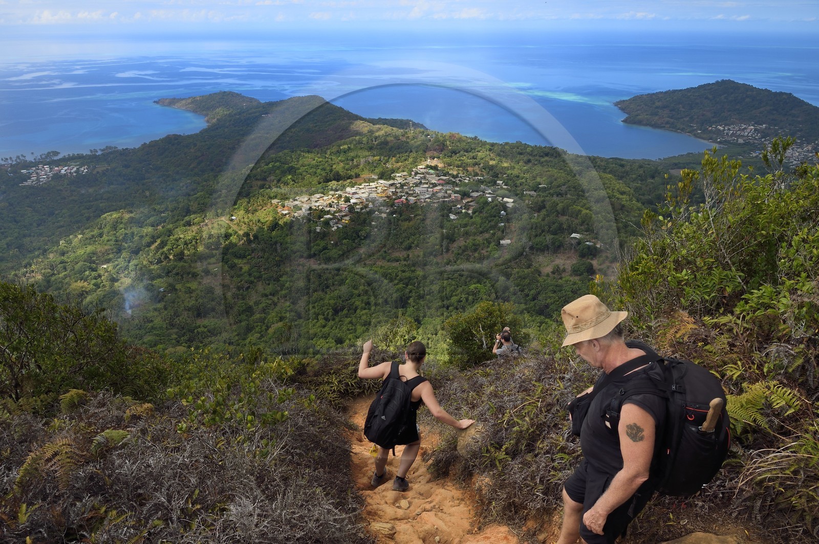 France, Ile de Mayotte, Grande-Terre, Réserve Forestière des Cretes du Sud, randonneurs redescendant du sommet du Mont Choungui (594 mètres)