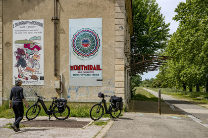 France, Vaucluse (84), Sarrians, ancienne gare de Sarrians-Montmirail aujourd'hui en bordure de la véloroute Via Venaissia aménagée sur une ancienne voie ferrée, reproduction d'affiches faisant la promotion de l'eau purgative de Montmirail pour les curistes du siècle dernier