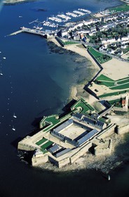 France, Morbihan (56), la citadelle de Port-Louis remaniée par Vauban, à l' entrée de la rade de Lorient (vue aérienne)