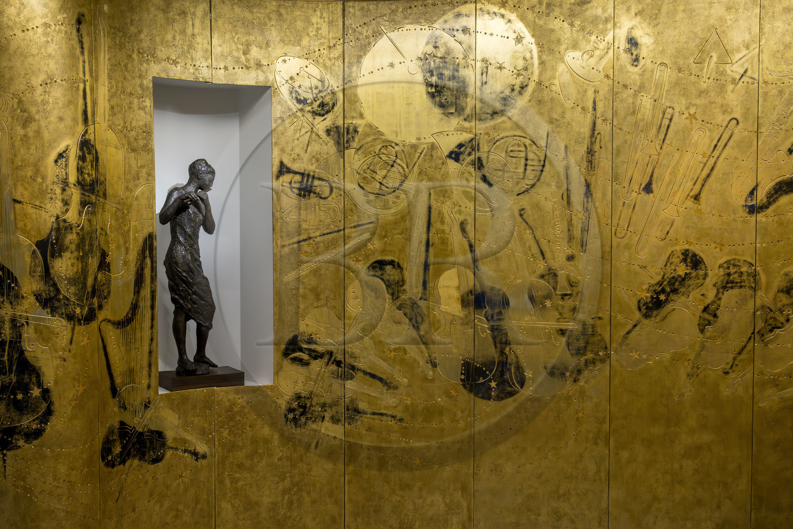 France, Loire-Atlantique (44), Saint-Nazaire, l'Escal'Atlantic dans l'ancienne base sous-marine allemande fait revivre le monde des transatlantiques, ensemble de huit panneaux Orchestre Symphonique du laqueur Pierre Bobot dans le salon de musique 1re classe du paquebot France