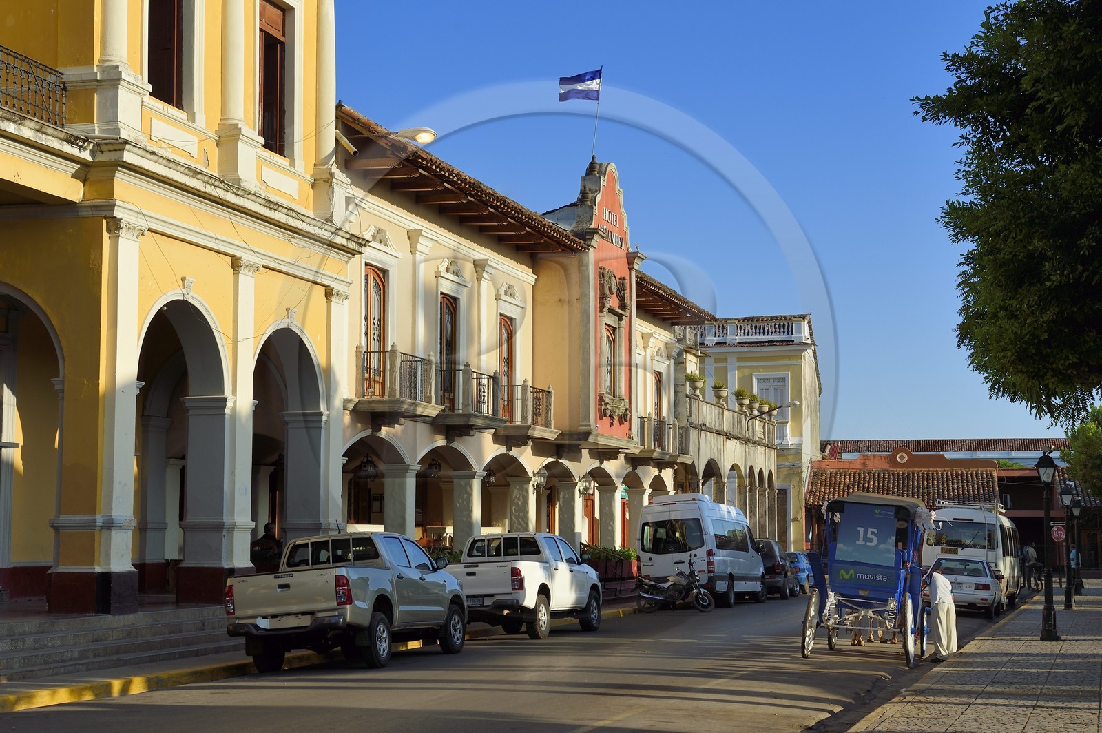 Nicaragua, Granada, maisons coloniales sur le Parque Central (Parque Colon), Hotel Alhambra