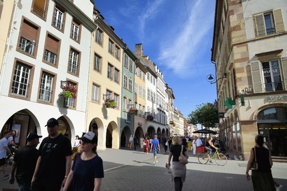 France, Bas-Rhin (67), Strasbourg, vieille ville classée au Patrimoine Mondial de l'UNESCO, la commerçante rue des Grandes-Arcades