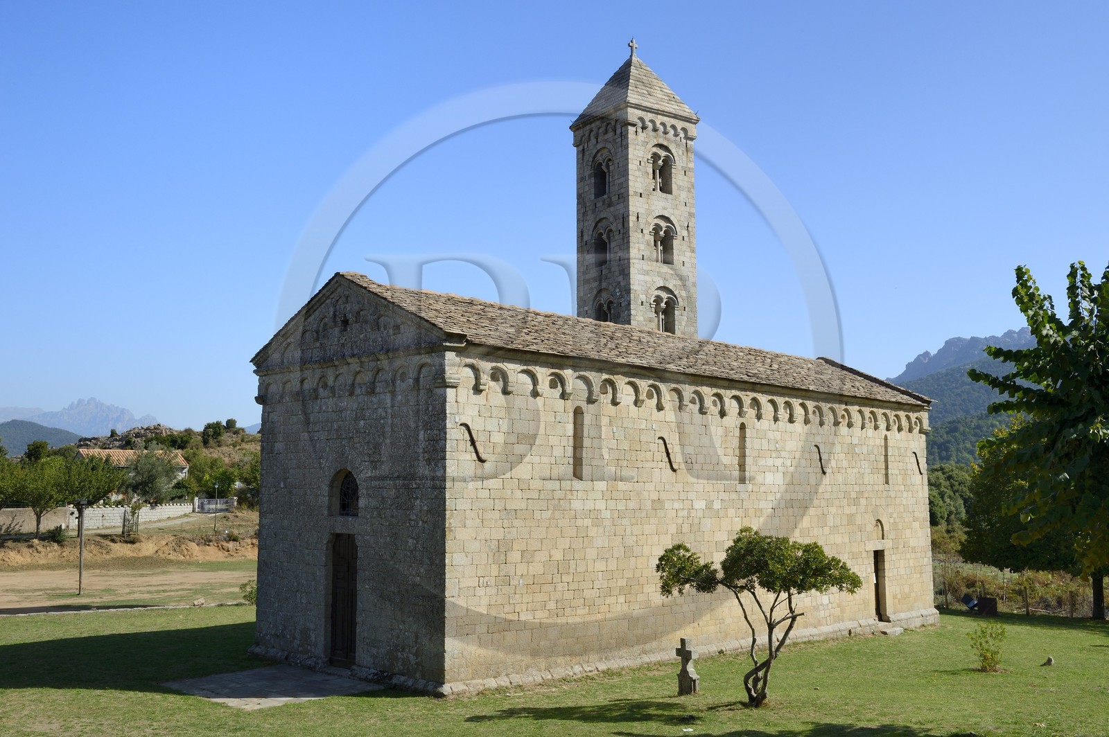 France, Corse-du-Sud (2A), Alta Rocca, Carbini, l'église Saint-Jean-Baptiste et son campanile, le village était au coeur du mouvement héretique des Giovannali France, Corse-du-Sud (2A), Alta Rocca, Carbini, l'église Saint-Jean-Baptiste et son campanile, le village était au coeur du mouvement héretique des Giovannali