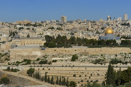 Israel, Jerusalem, holy city, the old town listed as World Heritage by UNESCO, the Dome of the Rock and the El Aqsa mosque on Haram el-Sharif seen from the Mount of Olives