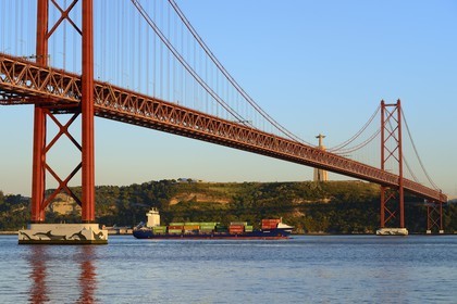 Portugal, Lisbonne, le pont du 25 de Abril sur le Tage et le  le Cristo Rei (Christ Roi)