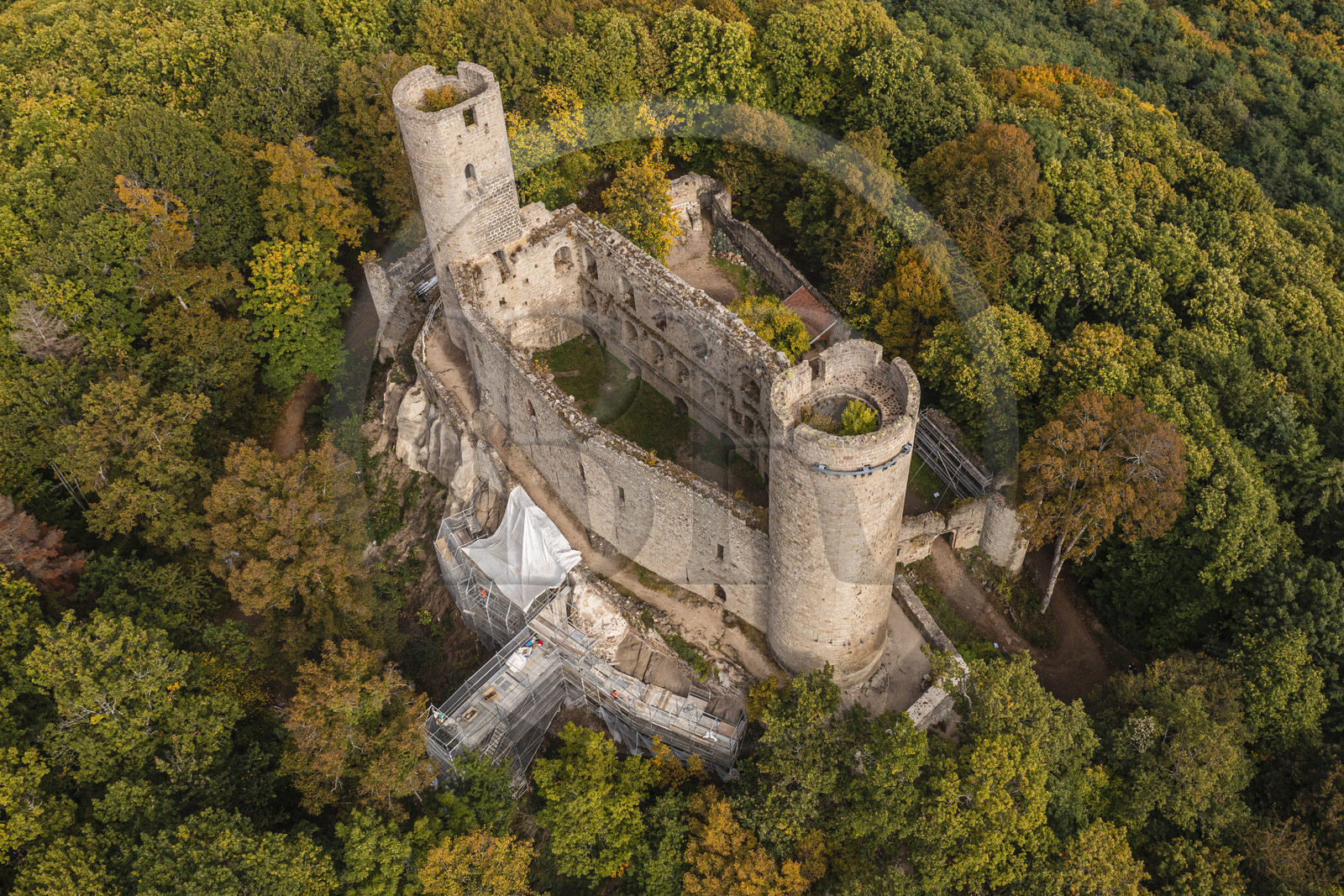 France, Bas-Rhin (67), Route des vins d'Alsace, Andlau, le chateau d'Andlau (Haut-Andlau) (vue aérienne)