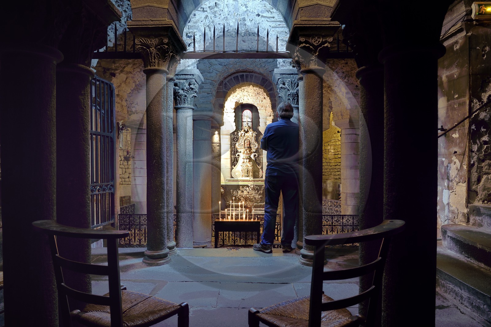France, Puy-de-Dôme (63), Clermont-Ferrand, basilique Notre-Dame-du-Port de style roman auvergnat, classée Patrimoine Mondial de l'UNESCO au titre des Chemins de Saint-Jacques-de-Compostelle en France, la crypte qui abrite la Vierge Noire sur son autel