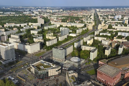 Allemagne, Berlin, quartier de Berlin-Mitte, Alexanderplatz au premier plan, la Karl-Marx Allee est la plus grande artère du pays menant d'Alexanderplatz à Frankfurter Tor