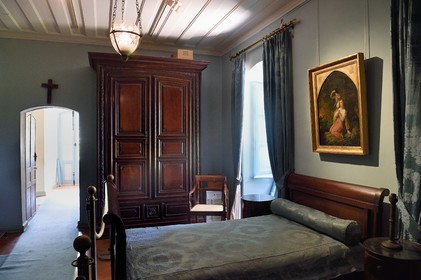 France, Ile de la Reunion, Saint-Gilles-les-Hauts, Musée de Villèle dans le domaine Panon-Desbassyns, ancienne propriété coloniale au cœur d'une grande plantation de canne à sucre qui faisait travailler un peu plus de 400 esclaves, la chambre à coucher dans la maison de maitre