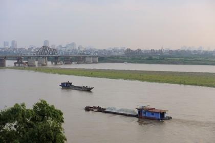 Vietnam, Hanoï, le Fleuve Rouge et le Pont Long Bien anciennement pont Paul Doumer