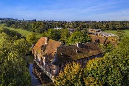 France, Calvados (14), Pays d'Auge, Coupesarte, Manoir de Coupesarte du XVIe siècle (vue aérienne)