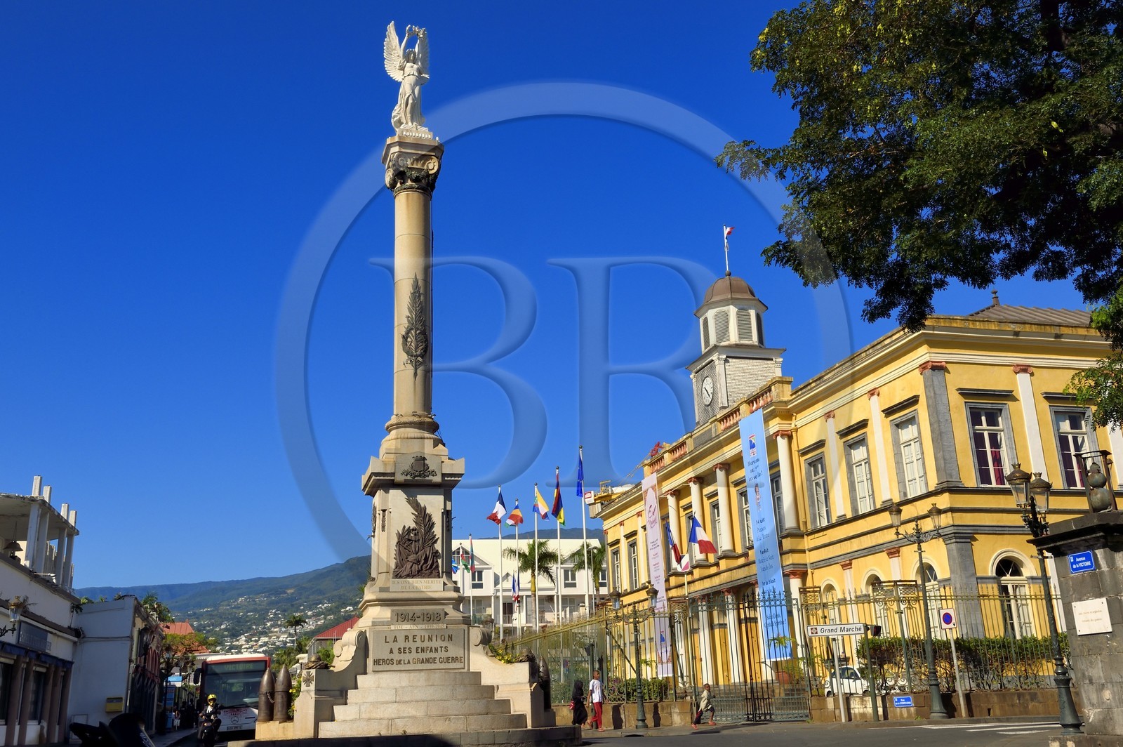 France, Ile de la Reunion, Saint-Denis, édifice de l'époque coloniale, l'ancien hôtel de ville et la colonne de la Victoire