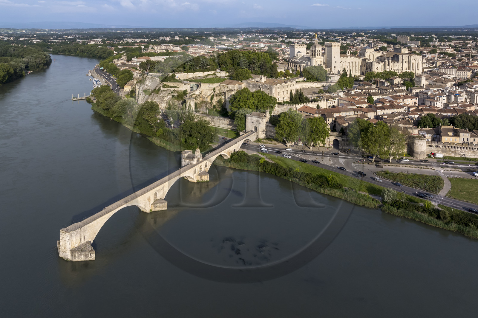 France, Vaucluse (84), Avignon, le pont Saint-Bénézet (pont d'Avignon) sur le Rhône et le Palais des Papes, classés Patrimoine mondial de l'UNESCO, en arrière plan (vue aérienne)