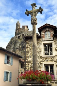 France, Haute-Loire (43), Aiguilhe, commune limitrophe du Puy-en-Velay, étape classée Patrimoine Mondial de l'UNESCO dans le cadre des chemins de Compostelle, la Chapelle Saint-Michel d'Aiguilhe perchée sur un piton volcanique