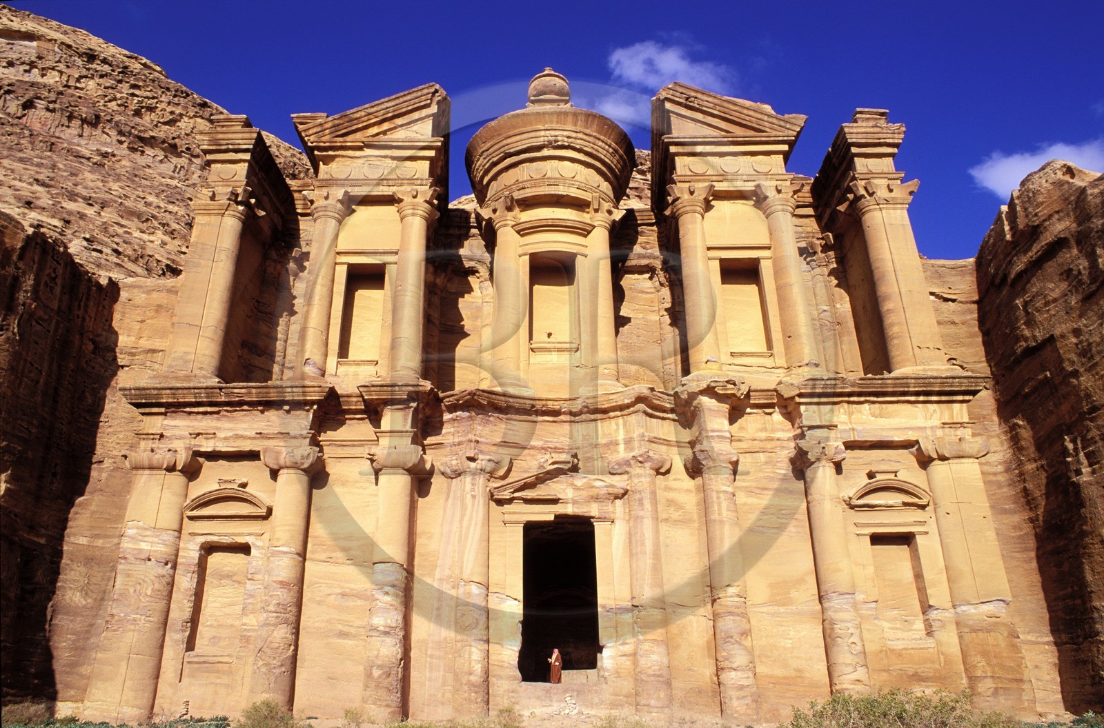 Jordanie, Petra, Ed Deir (le Monastère) sculpté dans le grès est une structure de 45x42 m d'un bloc