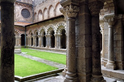 France, Haute-Loire (43), Le Puy-en-Velay, étape des chemins de Compostelle, la cathédrale Notre-Dame-de-l'Annonciation du XIIe siècle classée Patrimoine Mondial de l'UNESCO, le cloitre orné d'arcades polychromes