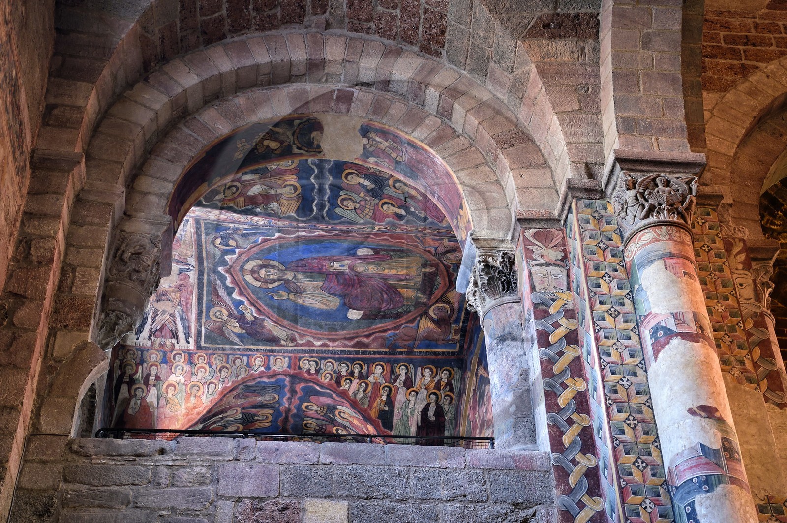 France, Haute-Loire (43), Brioude, la Basilique Saint-Julien de Brioude de style roman auvergnat, fresques du XIIIe siècle de la chapelle Saint Michel dans la tribune sud de l'avant-nef, Christ en gloire est entouré des quatre évangélistes, des anges et des saints
