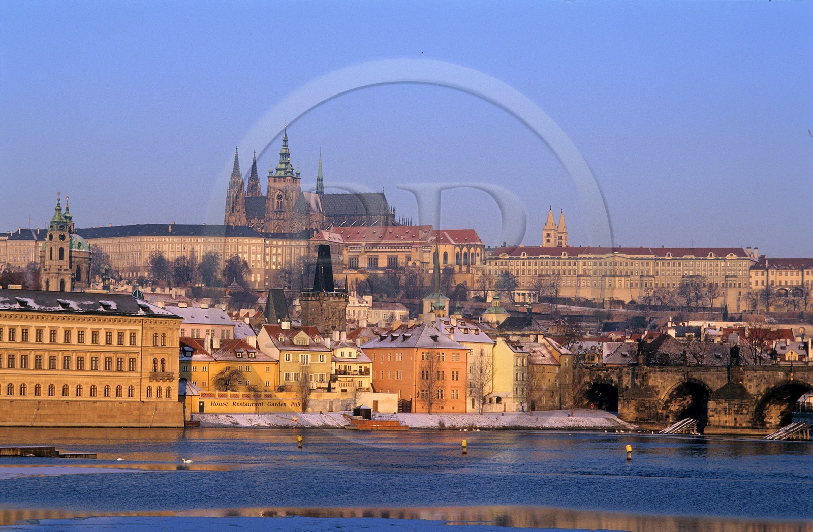 Czech Republic, Prague, Charles Bridge on Vltava river in front of Mala Strana District and Saint Vitus Cathedral (Katedrála svatého Víta) in the castle