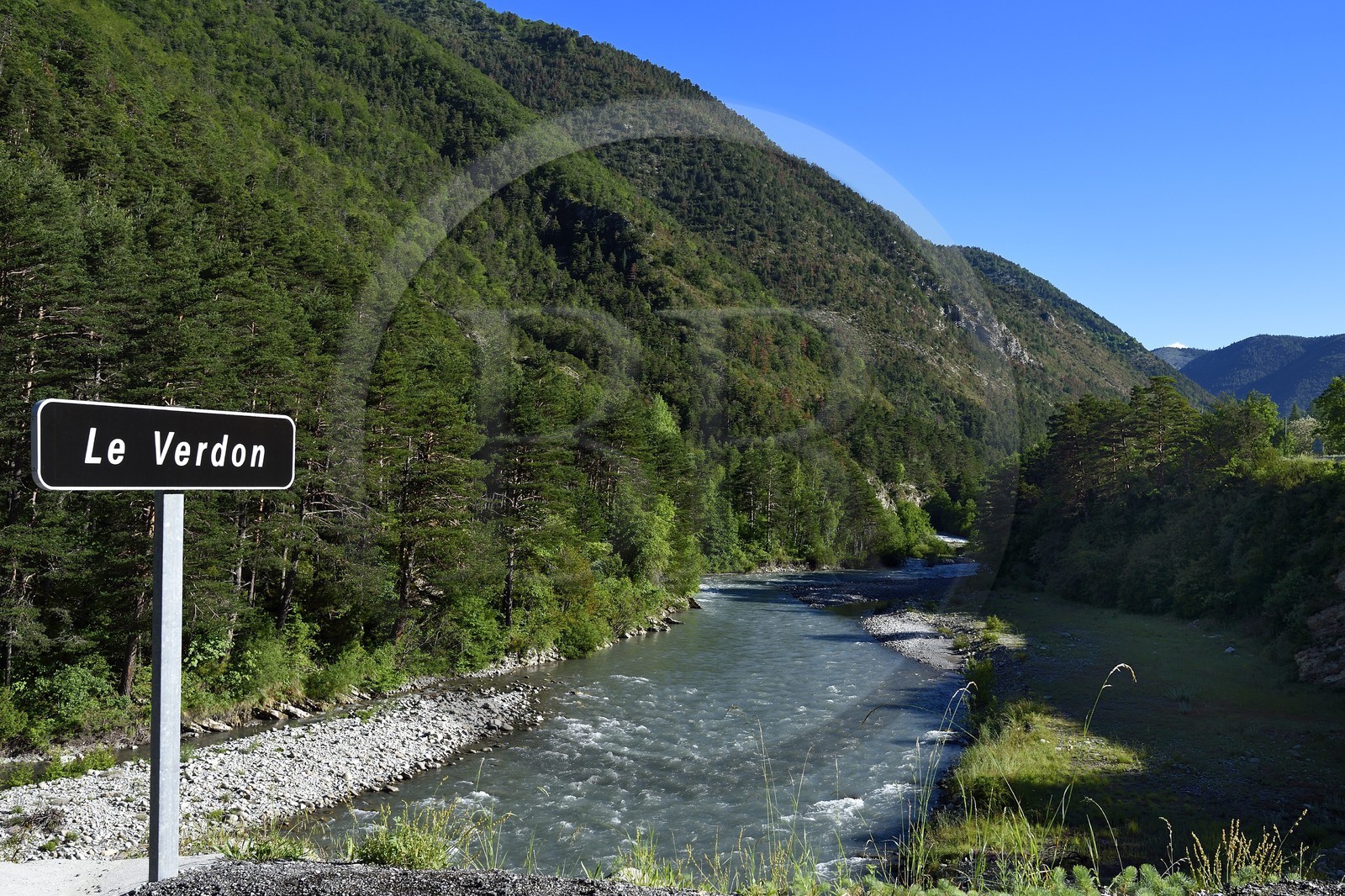 France, Alpes-de-Haute-Provence (04), Thorame-Haute, le Verdon au niveau du pont de la Fleur sur la D955
