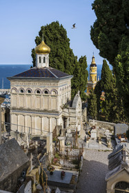 France, Alpes-Maritimes (06), Menton, la vieille ville, le cimetière du Vieux-Chateau, cimetière marin, chapelle orthodoxe édifiée en 1884 par le comte Protassov-Bechmetieff, la Basilique Saint Michel en arrière plan