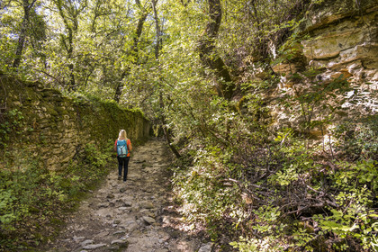 France, Gard (30), Uzès, randonneuse sur un chemin longeant dans la garrigue le tracé de l'aqueduc romain de Nimes