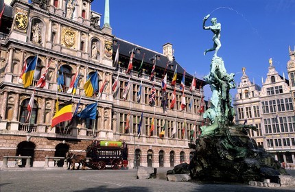 Belgique, Flandre, Anvers (Antwerpen), Hôtel de ville et la Bradofontein sur Grote Markt (Grand Place)