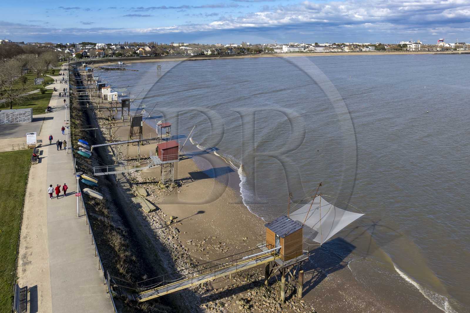 France, Loire-Atlantique (44), Estuaire de la Loire, Saint-Nazaire, cabanes de pêche traditionnelle au carrelet qui longent le boulevard Albert 1er (vue aérienne)